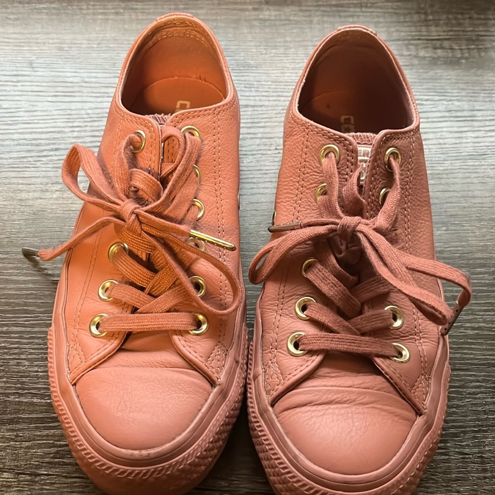 Converse All Star Women's Size 7 Mauve Leather Sneakers